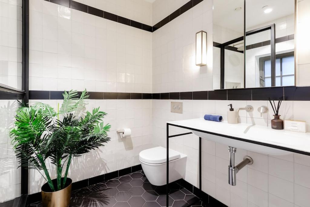 Shh! Oxford St Dream-Come-True Fam Design Hot Spot London Exterior photo